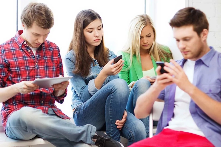 Зависимость от определенного человека. Подросток с телефоном. Молодежь с гаджетами. Зависимость людей от гаджетов. Подросток и интернет зависимость.