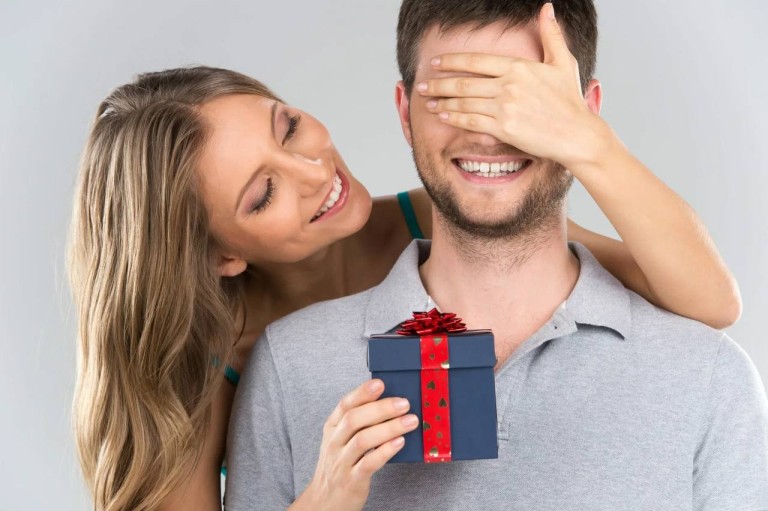 Стоит ли дарить подарки мужчине: ответ психолога
